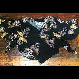🦄Size small Free People flowy tie side shirt.